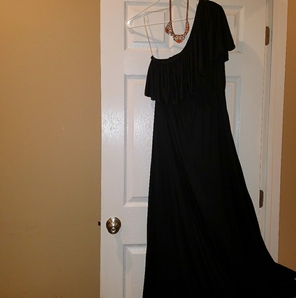 Wuwatu Dresses & Skirts - NWOT Wuwatu One Shoulder Maxi Dress